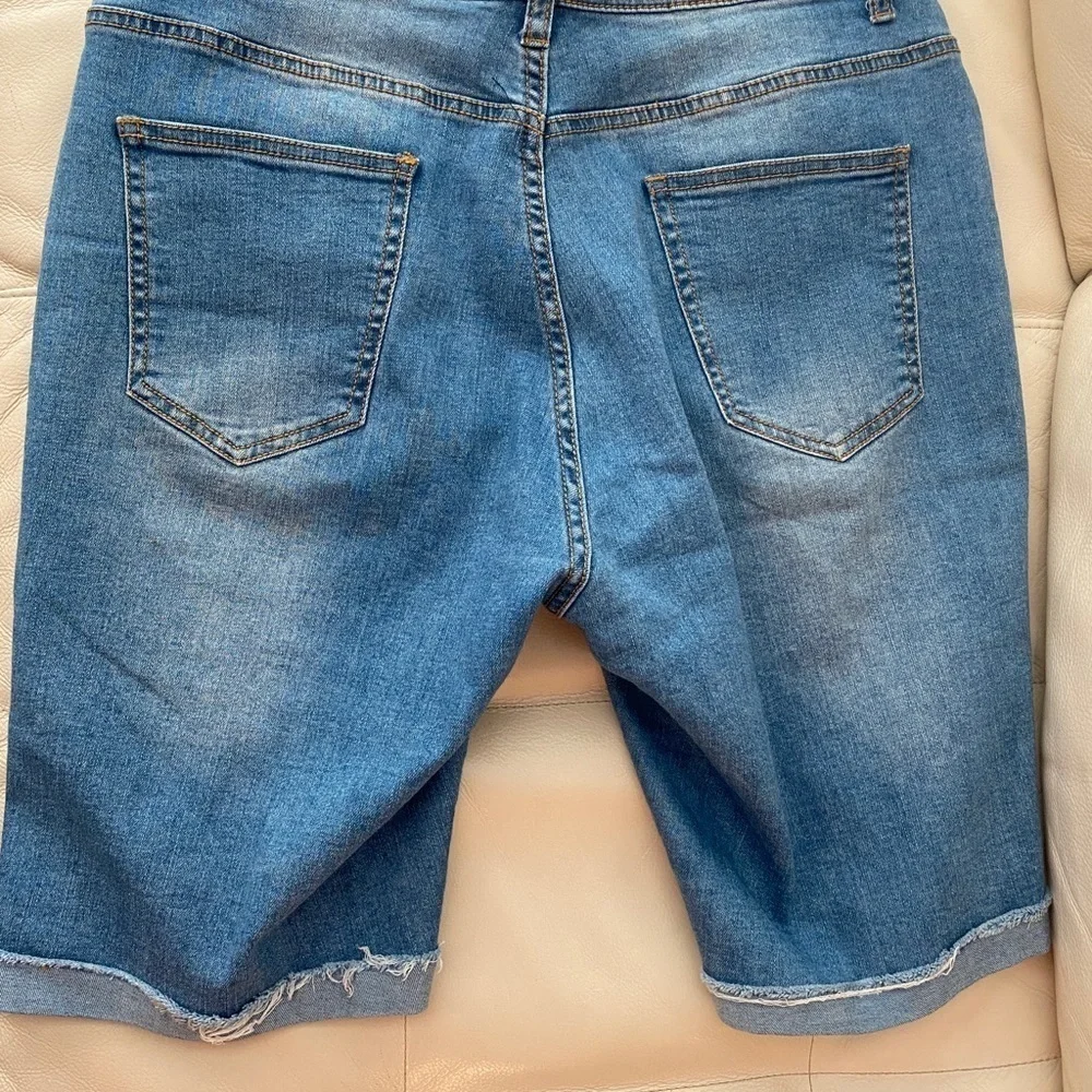 Distressed Cuffed Bermuda Jean Shorts – Light Wash, Size L